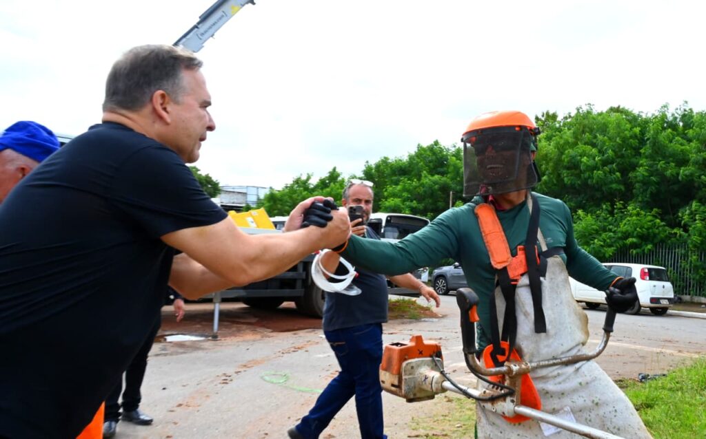 Mabel vistoria trabalho de roçagem na Avenida Pedro Ludovico em Goiânia 
