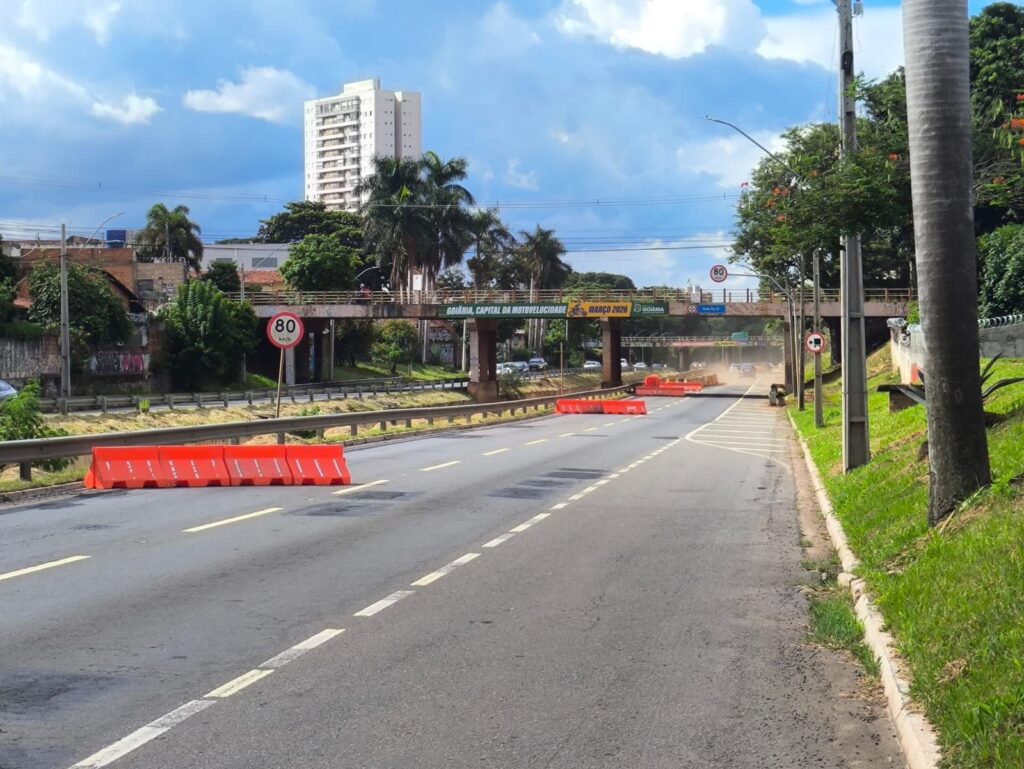 Seinfra realiza obra emergencial de contenção de erosão na Marginal Botafogo