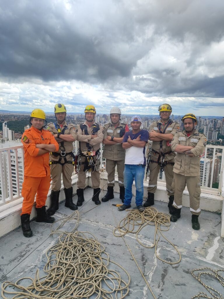 Trabalhador é resgatado após cabo de rapel se romper no 43° andar de prédio em Goiânia