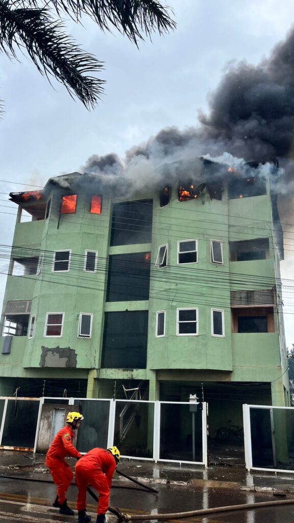 Incêndio atinge prédio em Cristalina