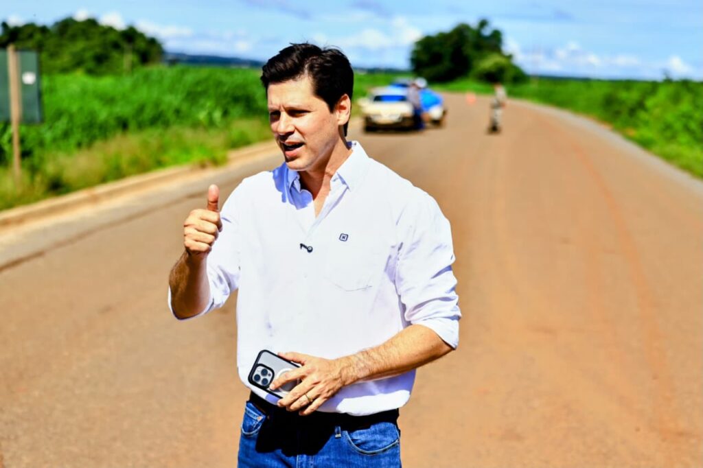 Daniel Vilela vistoria obras da GO-050 entre Palmeiras e Palminópolis