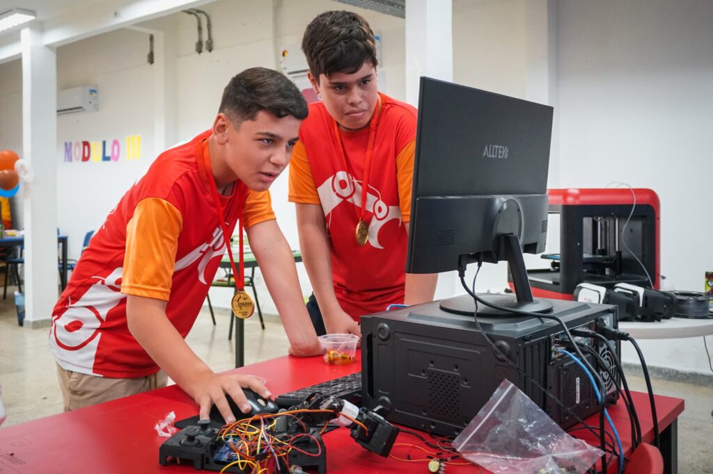 Curso gratuito de introdução à robótica tem mais de 900 vagas abertas em Goiás