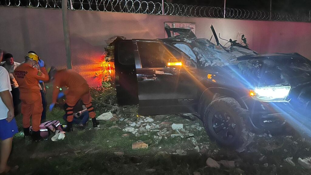 Homem perde controle do carro e bate contra muro de casa no munícipio de Pontalina