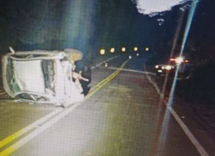 Jovem perde controle do carro, bate contra árvore e morre na GO-222, em Nerópolis