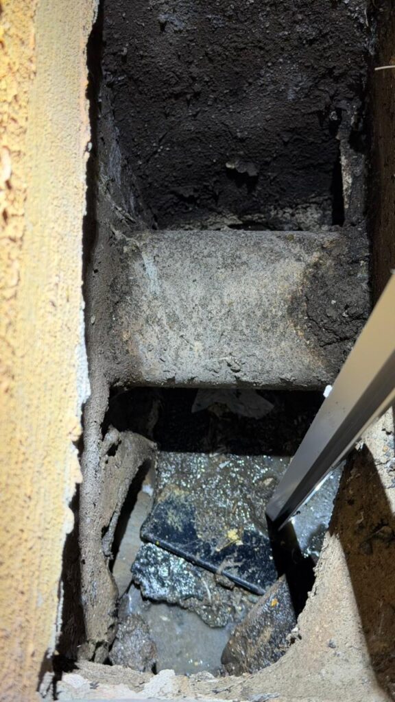 Celular encontrado no esgoto