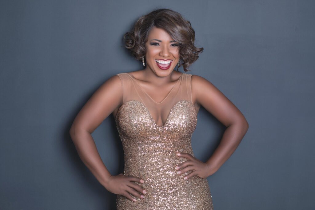 Thalita Pertuzatti chega a Goiânia com tributo à voz de Whitney Houston