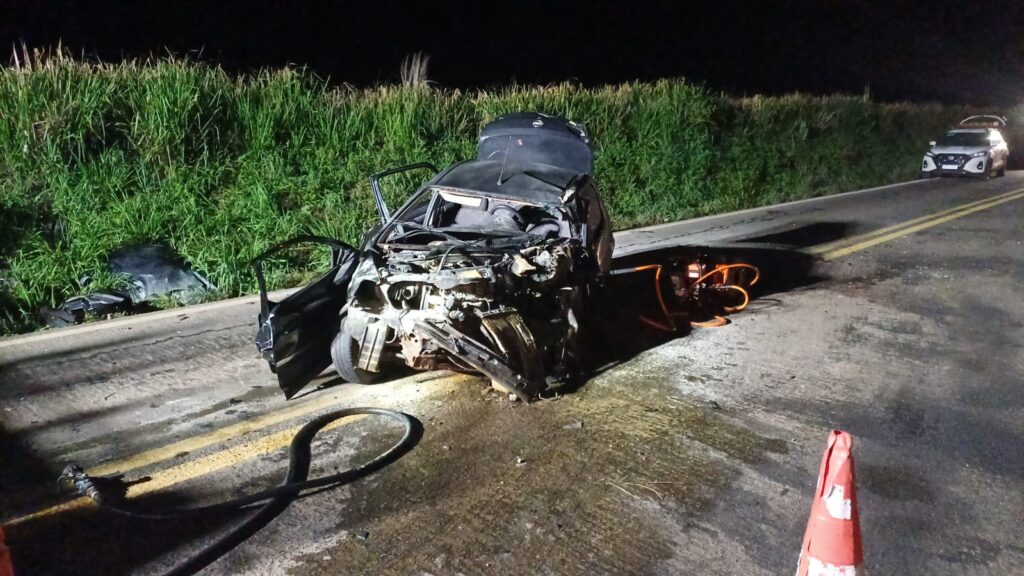 Carro destruído na batida (Foto: PRF)