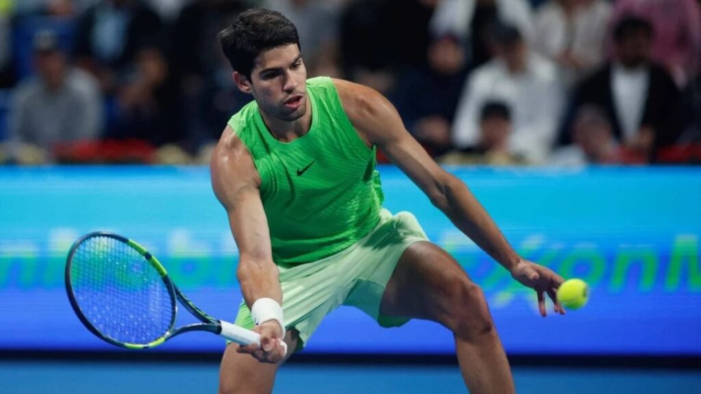 Alcaraz sofre, mas garante vaga nas semifinais do ATP 500 de Doha; Sinner está fora