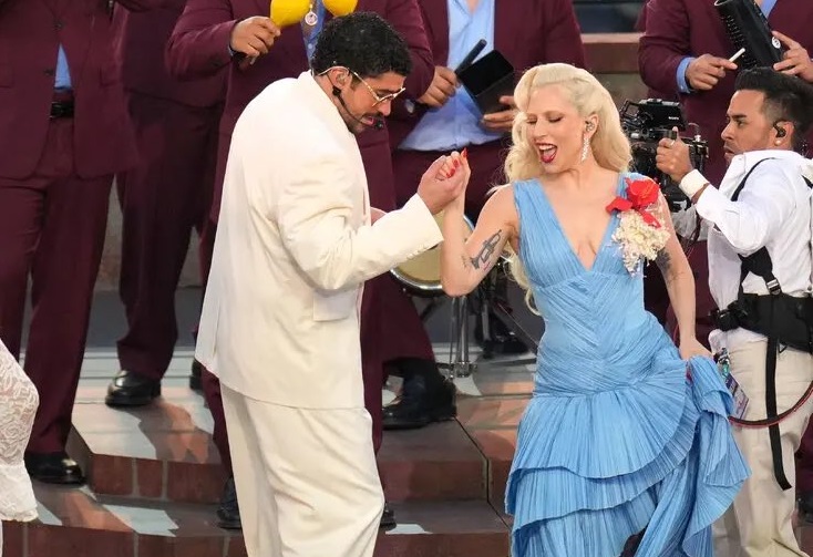 Bad Bunny reúne astros, homenageia América Latina no Super Bowl e diz: ‘seguimos aqui’