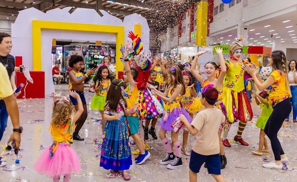 Goiânia recebe evento de carnaval que combina brincadeiras, música e experiências temáticas