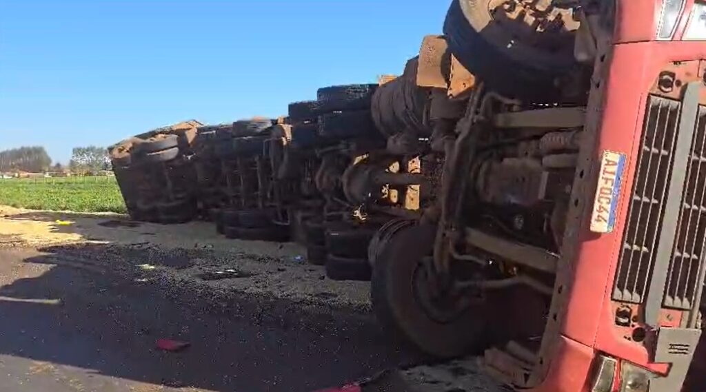 Carreta tomba e esmaga veículo na BR-452 na região de Santa Helena de Goiás
