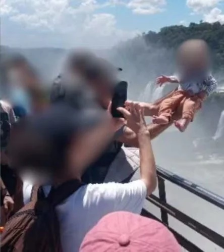 Homem arrisca vida de bebê para foto em mirante das cataratas do Iguaçu
