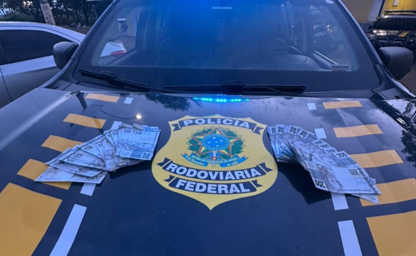 PRF apreende R$ 30 mil em notas falsas de R$ 200 escondidas em painel de carro em Uruaçu