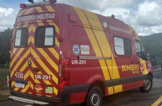 Duas pessoas morrem em acidente envolvendo carro e caminhão na BR-020