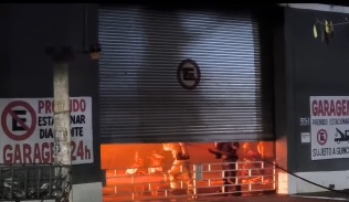Incêndio atinge galpão usado como garagem para ônibus e carretas em Goiânia