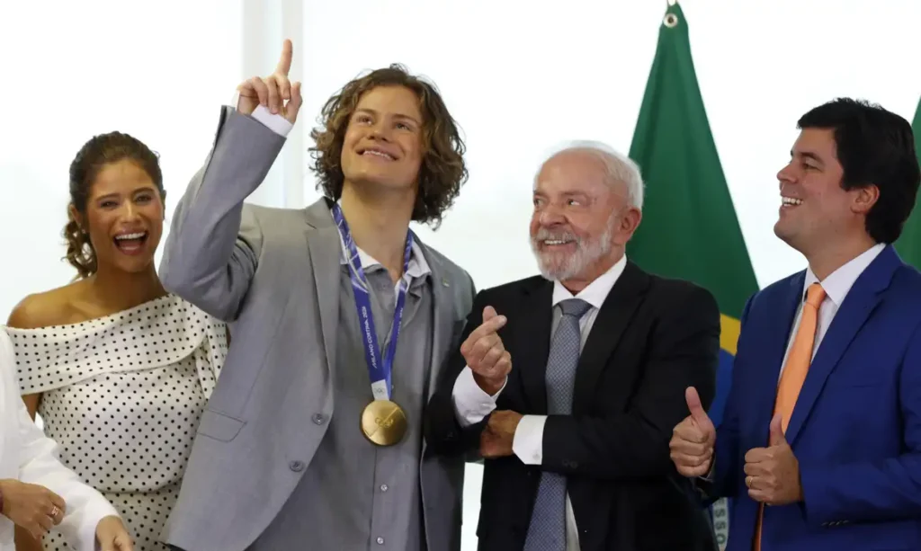 Lula recebe Lucas Pinheiro, medalha de ouro nos Jogos de Inverno (foto: Bruno Peres/Agência Brasil)
