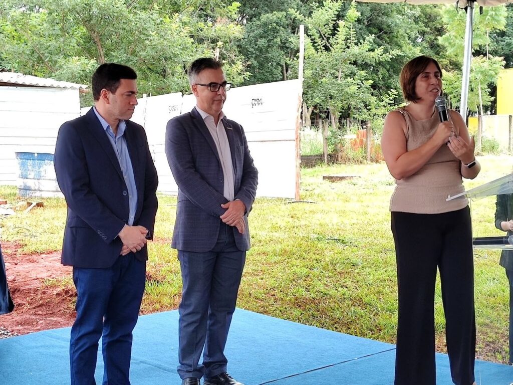 Professora Telma discursa ao lado de Marcos Arriel e José Frederico Lyra Netto (Foto: José Abrão/A Redação)