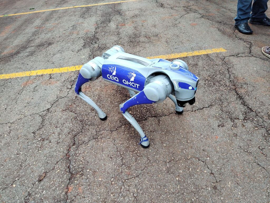 Cão-robô do Ceia: um dos protótipos desenvolvidos pela equipe (Foto: José Abrão/A Redação)