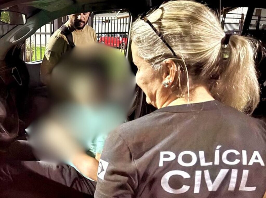 Garoto no carro da polícia (Foto: PCGO)