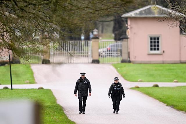 Policiais no Royal Lodge (Foto: reprodução)