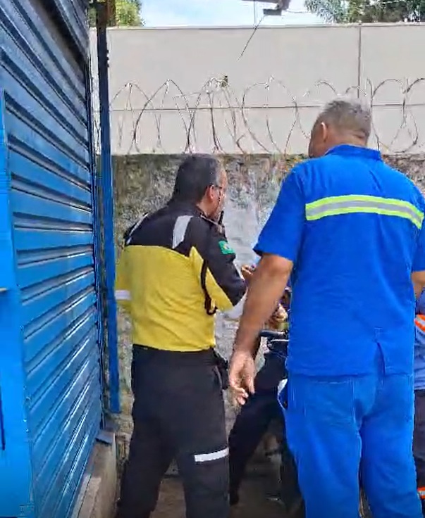 Agente de trânsito é ameaçado em Goiânia ao multar veículos estacionados em calçada