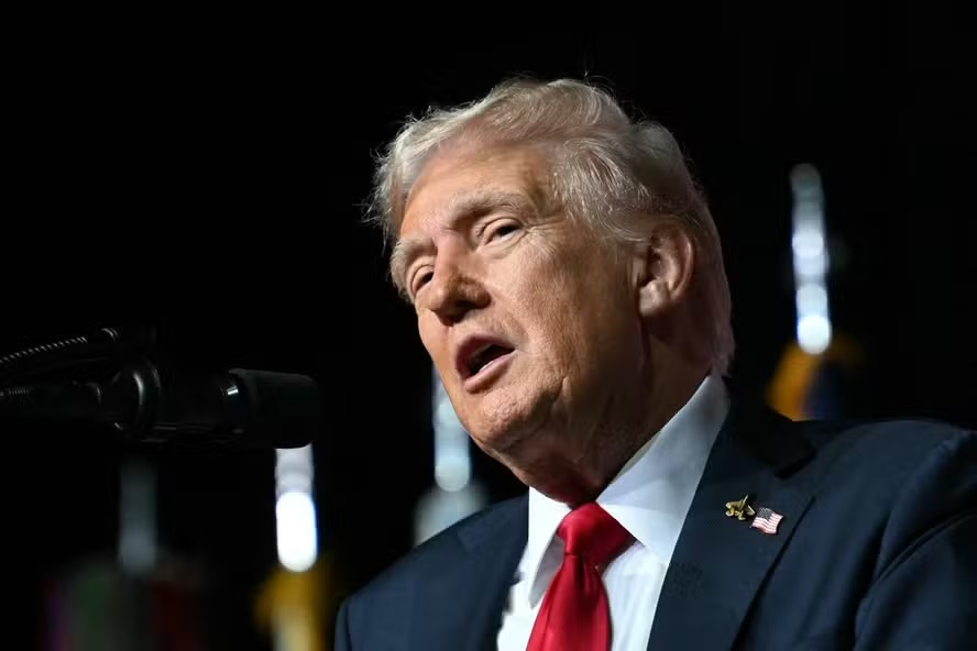 Trump formaliza tarifas secundárias sobre países que realizam relações comerciais com Irã