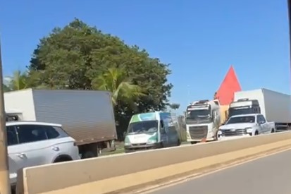Instalação de semáforo causa congestionamento na GO-020, em Goiânia; veja vídeo