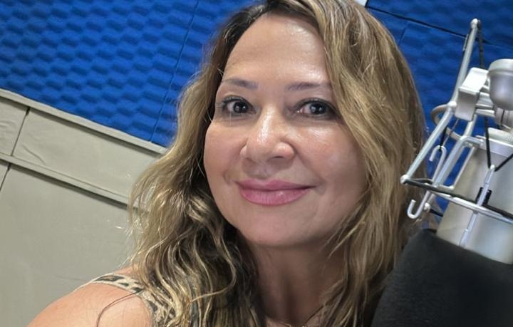Lu Naves recebe troféu de melhor locutora de rádio de Santa Terezinha de Goiás