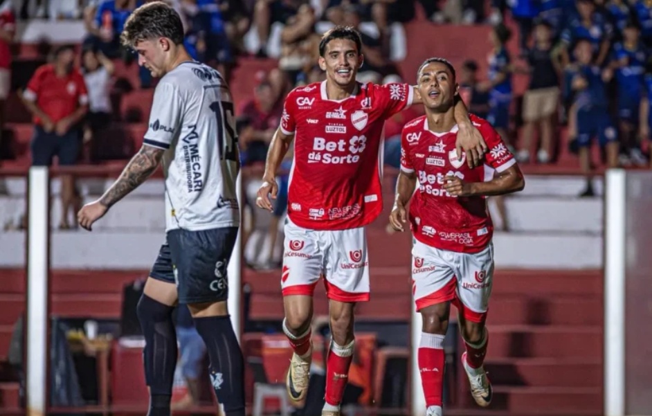 Vila Nova ganha de 6 a 0 do Operário no Estádio Onésio Brasileiro Alvarenga em Goiânia