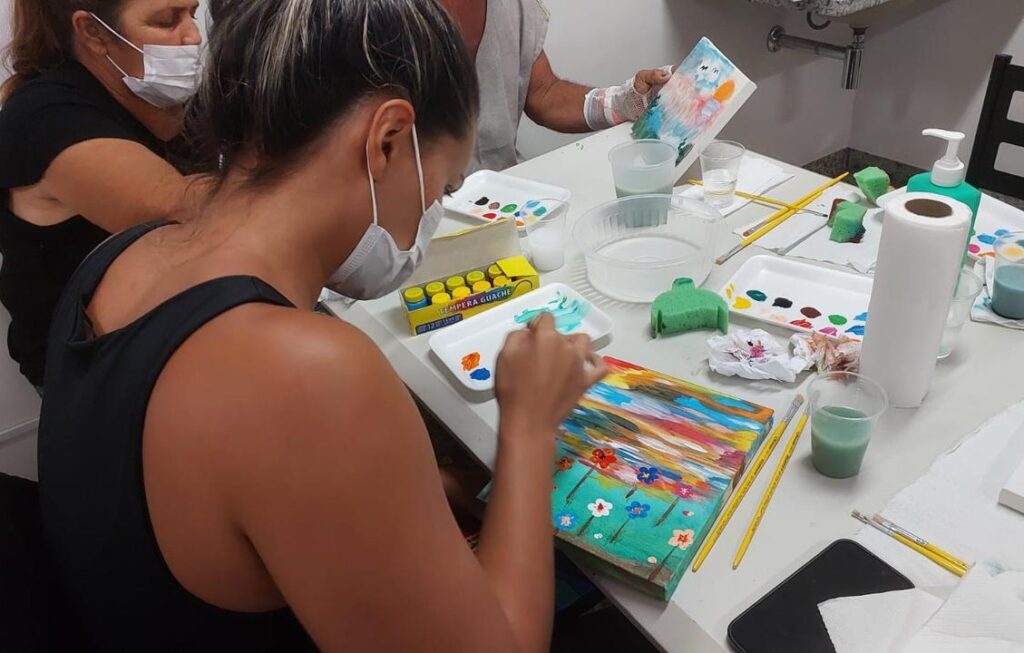 HMAP promove oficinas de arte e artesanato para pacientes e acompanhantes em Aparecida