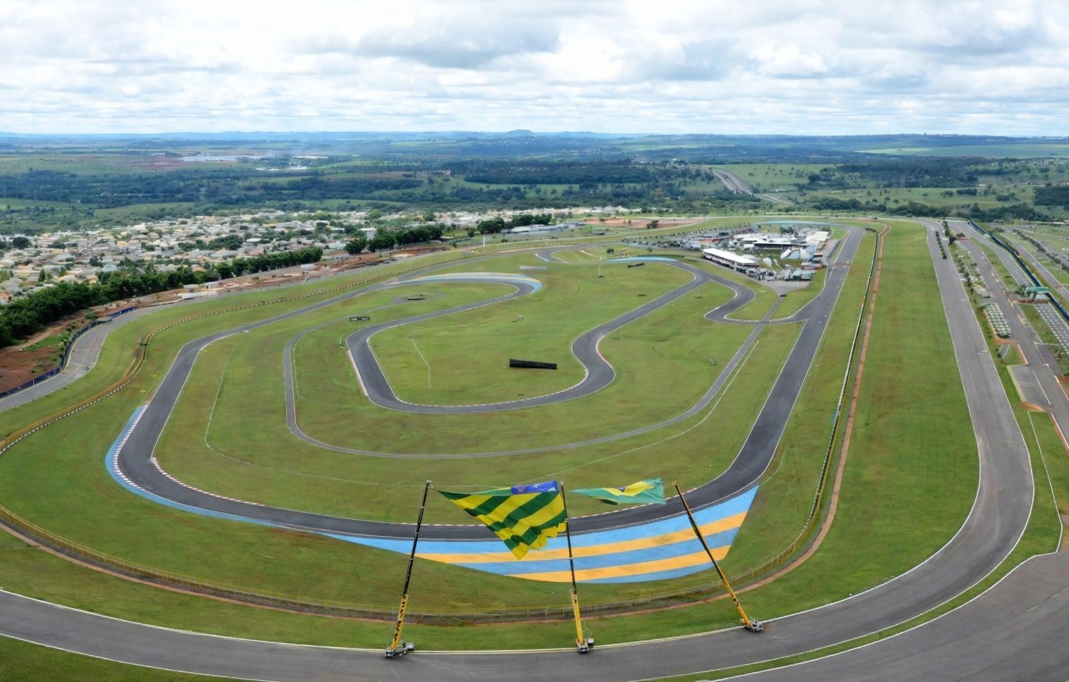 Vila GP oferece gastronomia para os espectadores da corrida, ao lado do Oscar Niemeyer
