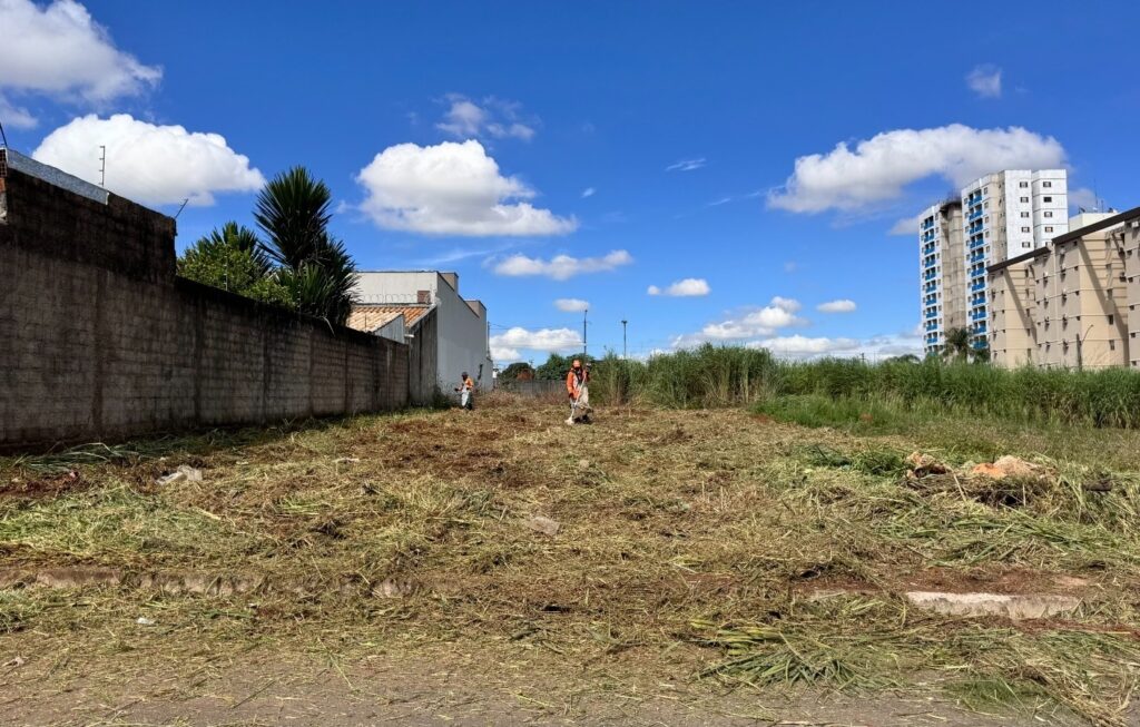 Comurg inicia limpeza em 160 lotes autuados na região Sudoeste em Goiânia