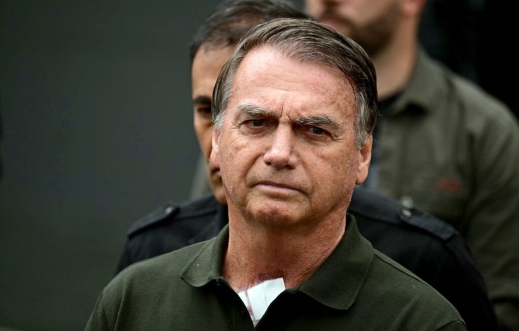 Bolsonaro permanece internado, sem previsão de deixar hospital, diz boletim