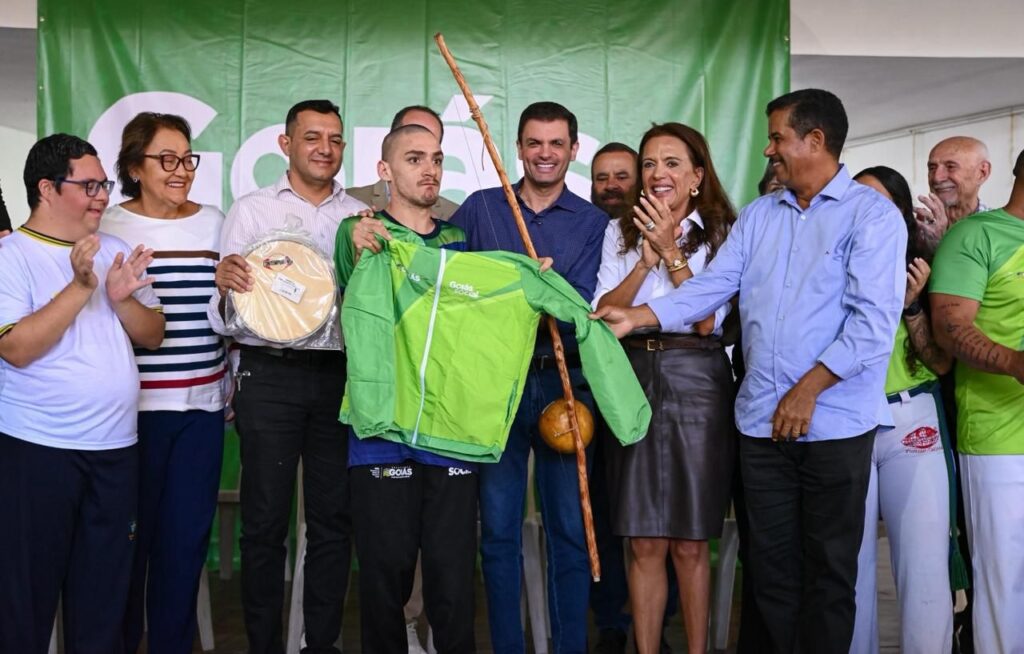 Gracinha Caiado entrega materiais esportivos e instrumentos musicais à Apae Goiânia