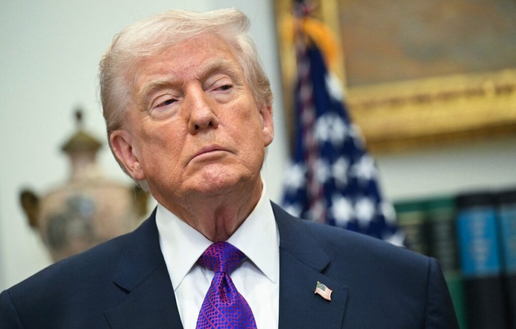 EUA atacam instalações militares em ilha do Irã e Trump ameaça a infraestrutura petrolífera