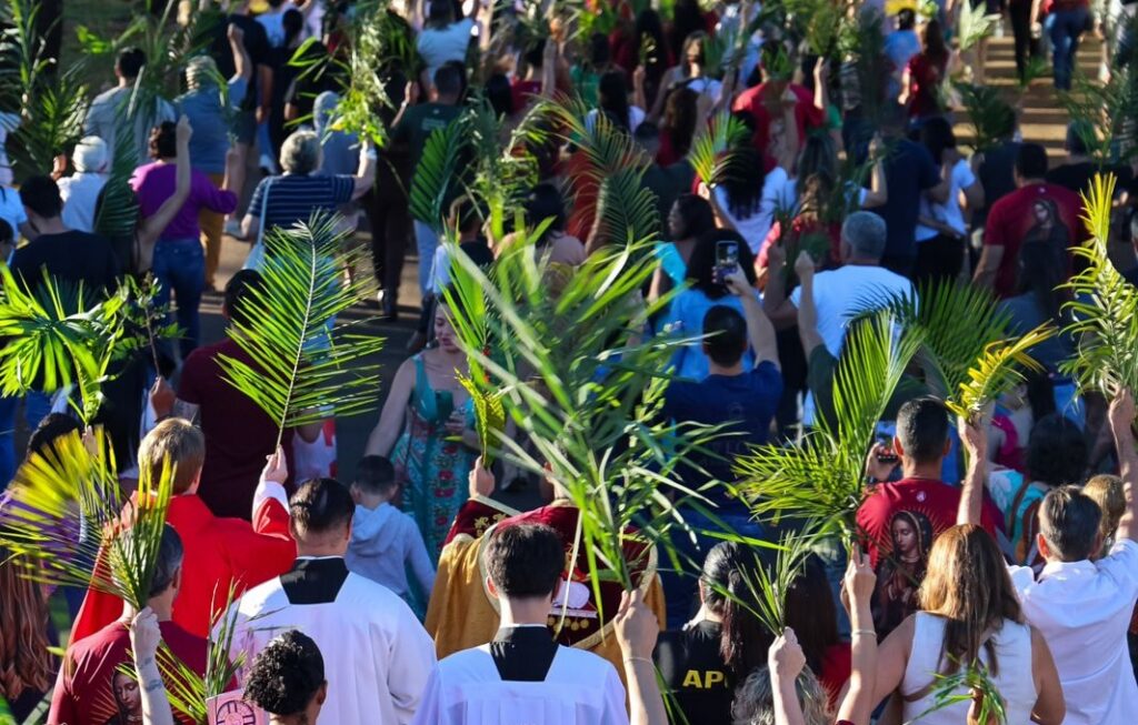 Centenas de fiéis abrem a Semana Santa com a Procissão de Ramos da Paróquia Nossa Senhora da Assunção, em Goiânia