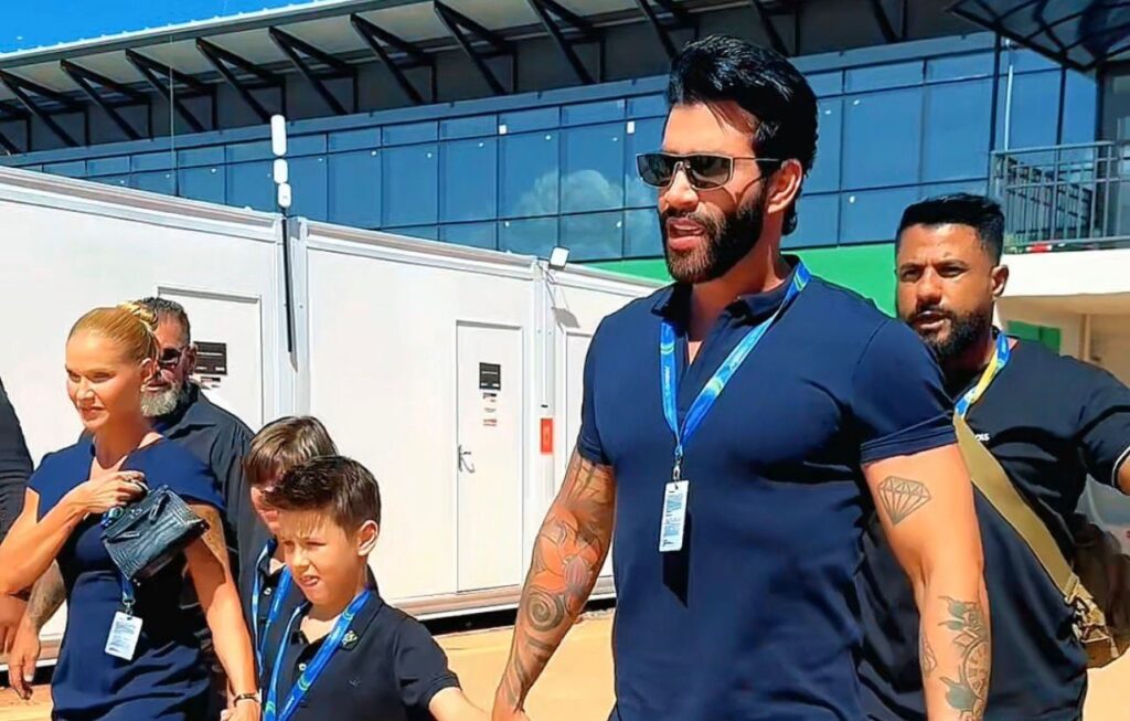 Gusttavo Lima canta o Hino Nacional no GP do Brasil em Goiânia