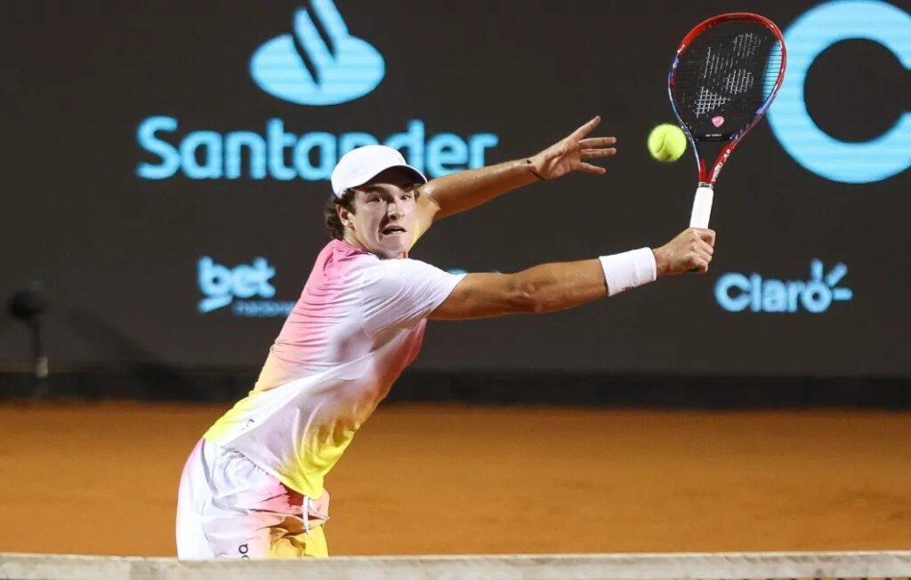 Pontaço de João Fonseca no Rio Open é eleito 'a jogada do mês' de fevereiro pela ATP