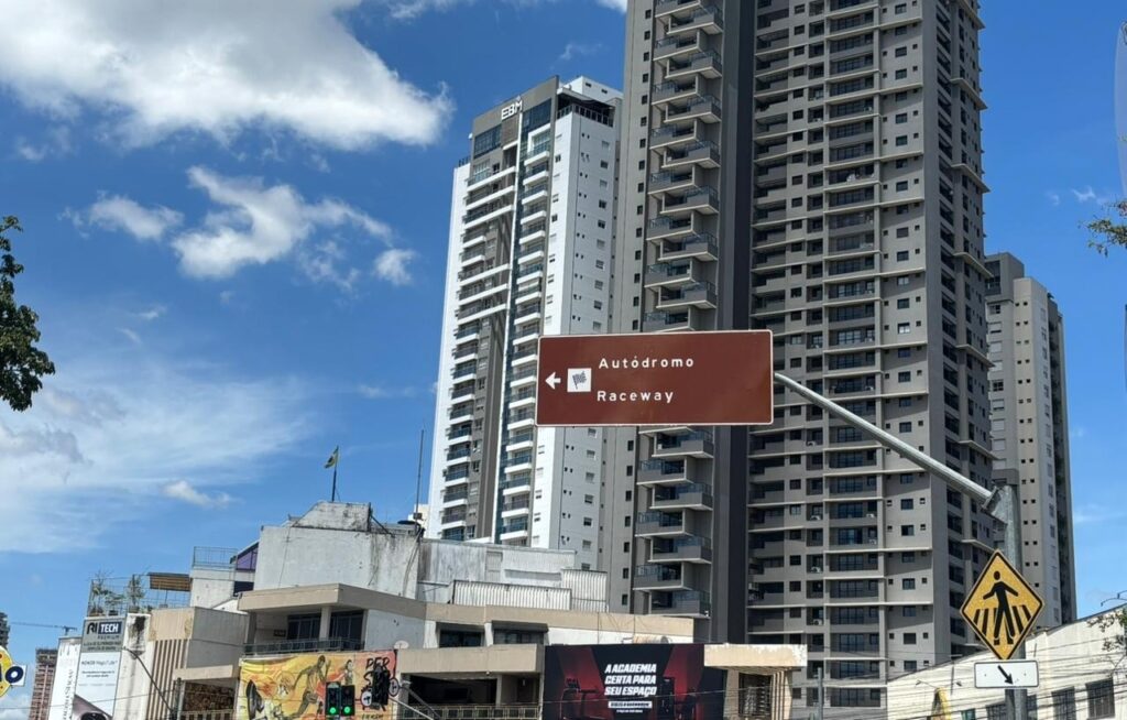 Prefeitura de Goiânia sinaliza corredores estratégicos e amplia orientação bilíngue