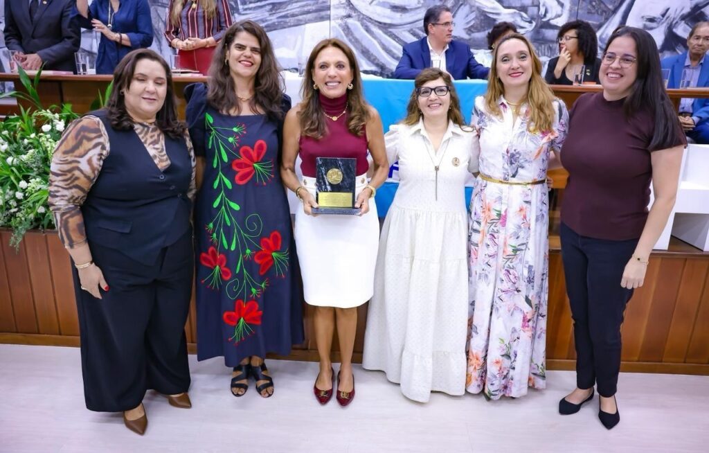 Gracinha Caiado recebe troféu Aflag por apoio à cultura goiana