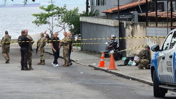 Bomba deixada dentro de bolsa em ponto de ônibus explode e deixa 8 feridos no Rio