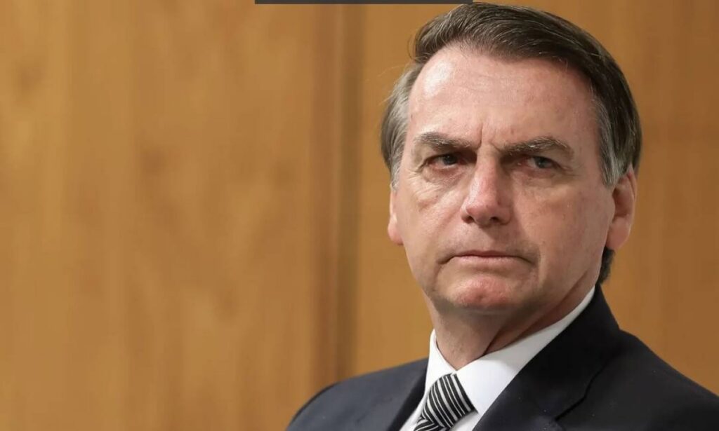 Bolsonaro tem 24h para explicar fala de Eduardo sobre acesso a vídeo
