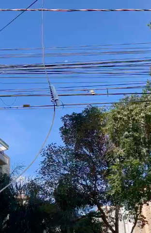 Moradores reclamam de fios soltos e baixos no Setor Bueno, em Goiânia (foto: Karine Spinelli)