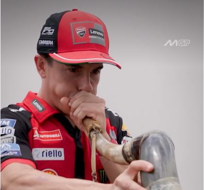 Heptacampeão da MotoGP, Marc Márquez se arrisca no berrante em Goiânia