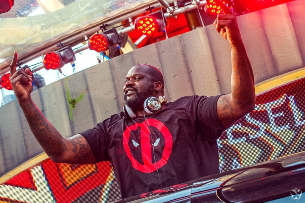 Shaquille O’Neal estreia no Lollapalooza com entrada triunfal e pirotecnia