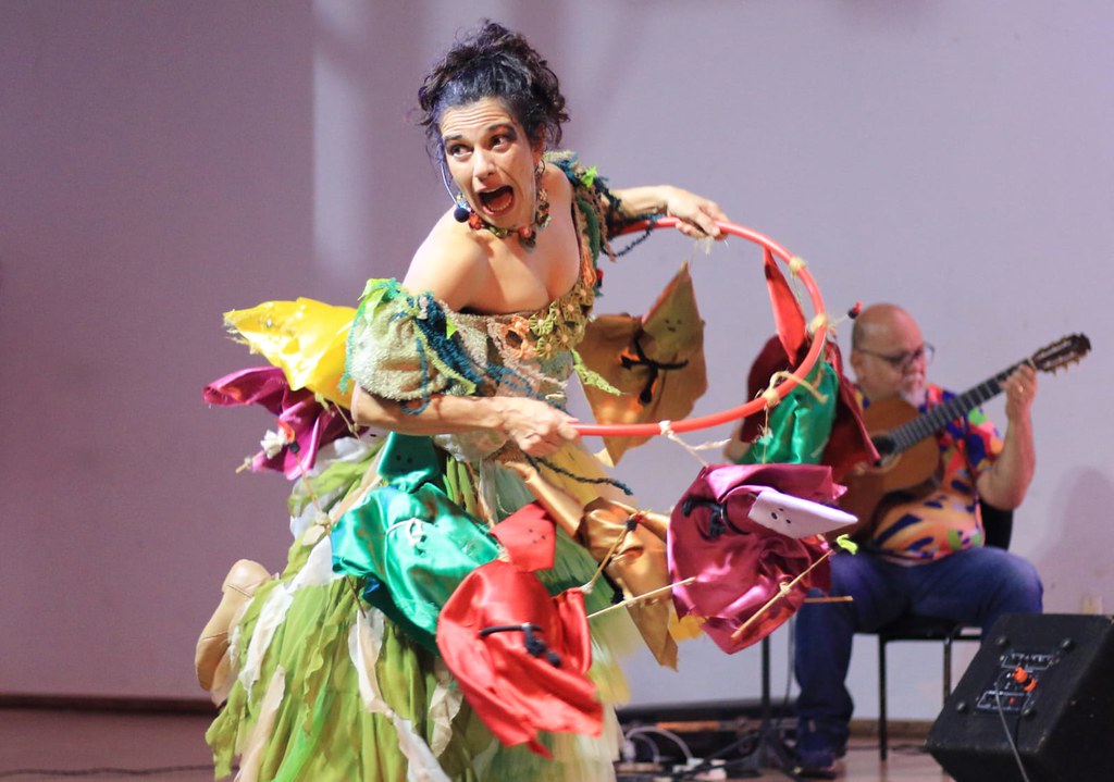 Espetáculo “Maria Grampinho” estrelado por Débora di Sá celebra 10 anos com apresentação em Goiânia