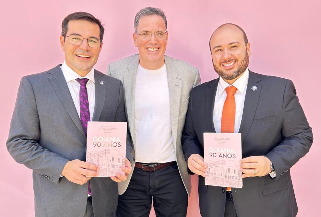 Jales Mendonça com os advogados Rafael Lara e Alexandre Pimentel no IHGG (Foto: Lays Carvalho)