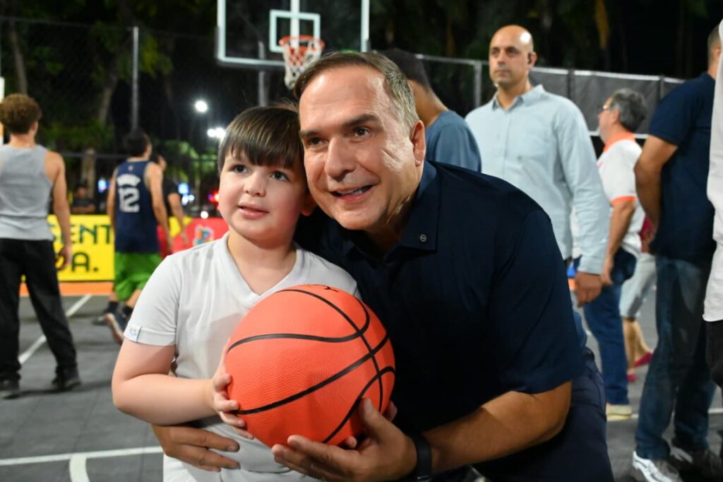 Mabel entrega revitalização da quadra de basquete da Praça do Avião