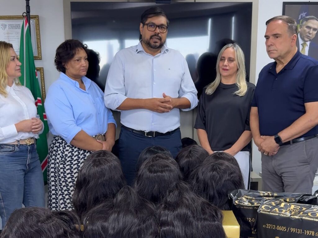 Perucas apreendidas pela Receita são doadas a pacientes com câncer em Goiânia