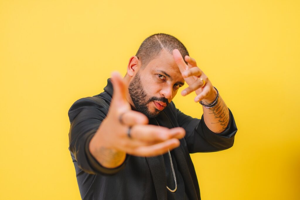 Projota apresenta sucessos da carreira no Bolshoi Pub em Goiânia